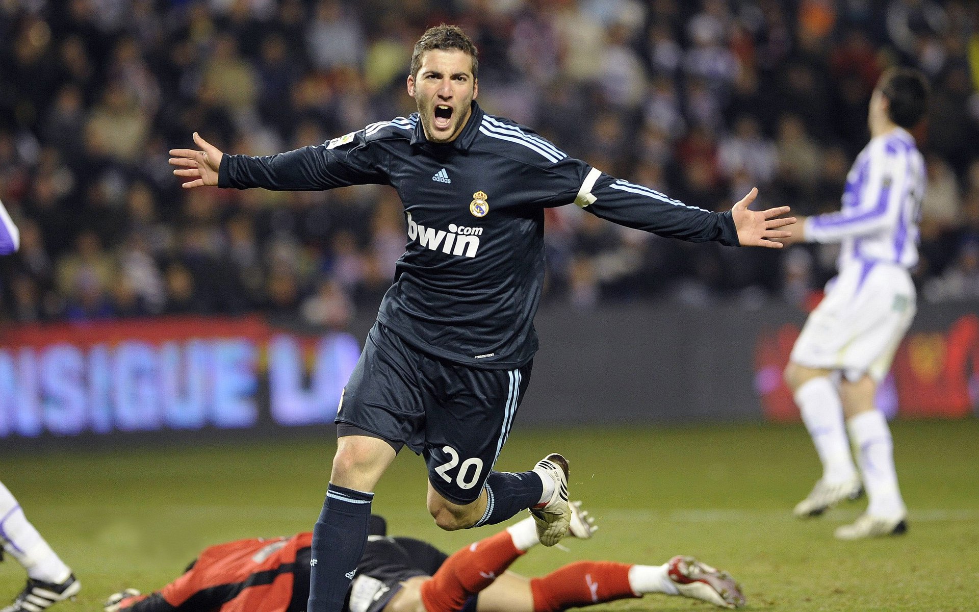 九游游戏中心下载-西甲裁判争议持续发酵，赛场氛围紧张，西甲裁判安排